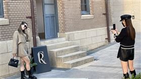 南美1館新興拍照熱點  昔是日治犯人進門階梯前身是日治時期台南警察署的台南市美術館1館，坐落於台南市舊城區，友愛街小門前不起眼的4個階梯，在奈良美智特展11月開展後，成了搶拍景點；鮮為人知的是，這個地方是日治警察押送犯人進入台南警察署的必經之處。中央社記者張榮祥台南攝  110年12月16日