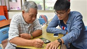 樂齡教育奉獻獎  黃祐丞擅長科技應用教學教育部16日頒發樂齡學習奉獻獎，台南市新營區樂齡中心教師黃祐丞（右）是最年輕的得主；他擅長科技應用，把長輩使用科技設備困擾的地方，轉為容易理解的例子。（教育部提供）中央社記者陳至中台北傳真  110年12月16日