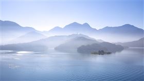 湖面群山罩薄霧  日月潭散發少見仙氣（1）南投日月潭16日上午出現薄薄霧氣，從地勢較高的日月潭涵碧樓遠眺，群山及潭面彷彿遮掩一層白色薄紗，卻藏不住靛藍的湖水，居民也說「今天的日月潭很美、很有仙氣」。（民眾提供）中央社記者蕭博陽南投傳真  110年12月16日