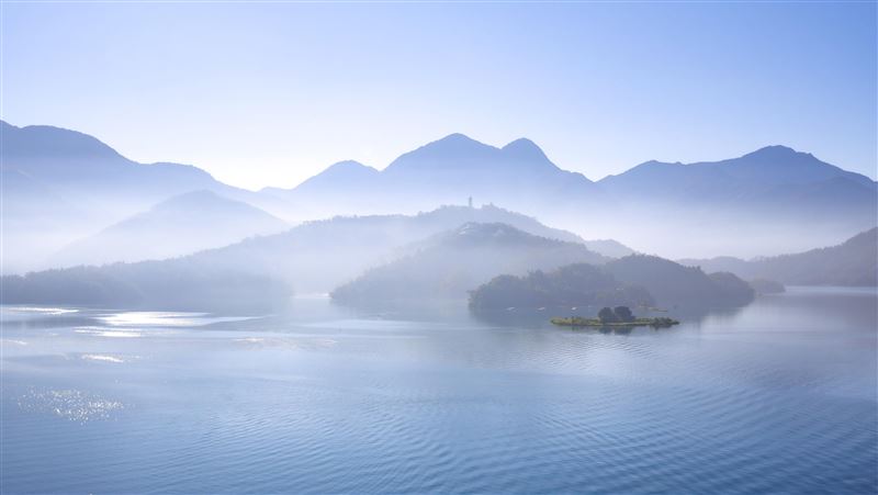 湖面群山罩白紗　日月潭散發少見仙氣