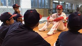 郭天信與卑南國小球員分享職棒心。（圖／頂新和德文基金會提供）