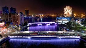 迎接2022台灣燈會  高市府為愛河重新打光（1）2022台灣燈會在高雄，高市府以減光、惜光、柔光為原則，為愛河沿岸7公里、6座橋梁重新上色打光，並串聯高雄流行音樂中心、橋體和河岸燈光連動，透過燈光及影像展演，形塑「主燈是一條河」的美麗壯闊意象。（高雄市政府提供）中央社記者曾以寧傳真  110年12月16日
