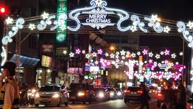 換角度暢遊「屏東聖誕節」  屏東推限定雙層巴士「屏東聖誕節」今年在百年屏東公園以燈飾打造「夢幻城堡村」，縣府將於24日平安夜至26日推出限定耶誕雙層巴士，帶領民眾遊覽市區、欣賞耶誕燈飾。中央社記者郭芷瑄攝  110年12月16日