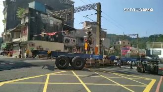 獨／拖板車卡平交道　普悠瑪急煞停