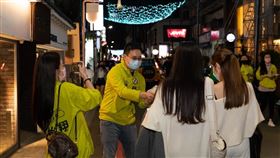 趙怡翔挺進台北年輕人聚集地台北東區商圈，宣傳四大公投(圖/趙怡翔提供)