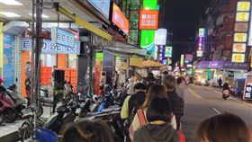 網友PO出蝦皮店到店的取貨人龍照，後悔應該還是用超商取貨就好。（圖／翻攝自爆廢公社）