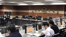 公投在即  警政署提醒投開票所30公尺內勿喧擾4大公投案18日投票，警政署長陳家欽16日在公投治安維護專案會議中表示，投票日當天將動員逾7萬警民力維安及查察，力保公投治安良好，任務圓滿順遂，同時也呼籲在投開票所30公尺內勿喧嚷、干擾，以免觸法。（警政署提供）中央社記者黃麗芸傳真  110年12月16日