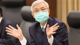 楊金龍：貨幣政策明年一定會朝緊縮方向走中央銀行16日舉行第4季理監事會議，央行總裁楊金龍在會後記者會中談到貨幣政策基調時表示，目前還是適度寬鬆，但「明年一定會朝緊縮方向來走」。中央社記者鄭清元攝  110年12月16日