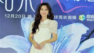 撇戀前男模　任容萱摸他大肌肌害羞了