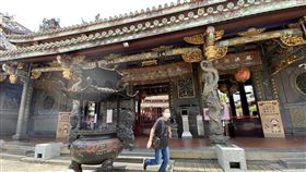 微解封　保安宮落實防疫將申請開放（1）全國防疫3級警戒再延長至26日，內政部表示，各宗教場所可有條件申請鬆綁開放。台北大龍峒保安宮已著手進行相關作業，待資料備齊後提出申請；保安宮強調，會做好並配合政府防疫規範。中央社記者鄭傑文攝  110年7月11日