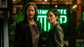 【駭客任務：復活】基努李維(左) 、凱莉安摩絲(右)。（圖／華納兄弟提供）