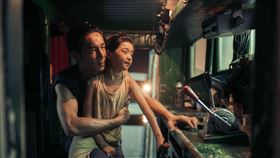 《嗨！神獸》片中李李仁和白潤音的互動溫馨感人。（圖／甲上提供）