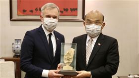 蘇貞昌接見法國國民議會友台小組訪團（2）行政院長蘇貞昌（右）16日下午接見法國國民議會友台小組主席戴扈傑（左）及所率訪團等一行，會中致贈台灣木雕藝品給戴扈傑。中央社記者張皓安攝　110年12月16日