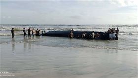 印尼移工偷渡馬來西亞發生船難一艘載有50名印尼移工的船隻15日在馬來西亞外海發生事故，船隻殘骸已經尋獲，目前已知找到16具遺體，20人失蹤，14人獲救。（印尼海巡署提供）中央社記者石秀娟雅加達傳真  110年12月16日