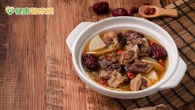 經前能不能吃補，建議可以先諮詢專業的中醫師，可别亂補一通。如果經期有特殊變化，好比經血爆量、經期混亂、前後異常出血，在考慮進補調理前，也可先接受超音波檢查，排除是否子宮肌瘤或內膜瘜肉等。