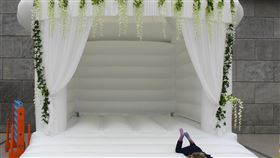 充氣城堡受到孩童喜愛，但要是沒有完善的保護措施，恐怕會讓小朋友們陷入險境。（示意圖／美聯社／達志影像）