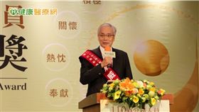 台北榮民總醫院副院長陳威明四度領軍，率領北榮醫護團隊進行萬人大型篩檢，及時阻斷疫情傳播鏈，功不可沒，也獲選為今年（110年）公務人員傑出貢獻獎得主。