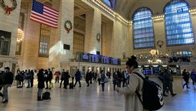 紐約COVID-19疫情竄升  中央車站內民眾戴口罩紐約市COVID-19疫情在新變異病毒株Omicron壓境下迅速升溫，行經中央車站大廳的民眾戴口罩防疫。中央社記者尹俊傑紐約攝  110年12月17日