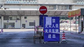 中國加強口岸城市疫情防控中國國務院11日發布加強口岸城市COVID-19疫情防控工作的通知，祭出從嚴管控人員流動等多項措施。圖為6日，因為有陽性感染者活動軌跡，廣西南寧琅東客運站拉上警戒線。（中新社提供）中央社  110年12月11日