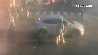 汽車高速闖紅燈　2學生險遭撞飛