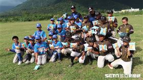 高國輝、高國慶和小球員互動。（圖／記者王怡翔攝影）