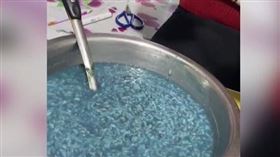 人妻煮白米稀飯加入紫薯後變成藍色。（圖／翻攝自微博）