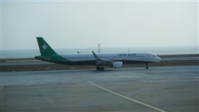 疫情趨緩  台金航空量能增加（2）金門縣政府20日表示，在交通部民航局協調下，金門飛台北、台中、高雄部分航班放大機型，增加班次；同時重啟金門嘉義航線，台中班機也增加到每天4架次。中央社記者黃慧敏攝  110年8月20日