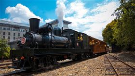 台灣設計展在嘉市  旅客可體驗搭乘蒸汽機車2021台灣設計展24日起至2022年1月2日在嘉義市舉辦，阿里山林鐵及文資處在展出期間的星期二、四、六，將以SL-25蒸汽機車或柴油機車附掛檜木車廂行駛嘉義站及北門站區間，讓旅客體驗國寶列車。（阿里山林鐵及文資處提供）中央社記者黃國芳傳真  110年12月17日