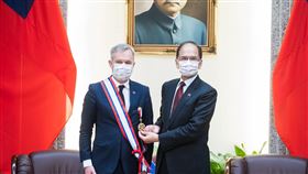 立法院長游錫堃今天代表立法院，頒發國會外交榮譽獎章給法國國民議會前議長、現任國民議會友台小組主席戴扈傑（François de Rugy），這也是立法院史上首度頒發國會外交榮譽獎章給法國國會議員。(圖／翻攝自臉書)