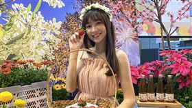 南投花卉嘉年華起跑南投縣政府17日在縣府大廳宣布南投花卉嘉年華起跑，邀請南投觀光大使高曼容為活動宣傳，歡迎遊客到南投賞花。中央社記者蕭博陽南投縣攝  110年12月17日