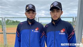 董子浩和董子恩在關懷盃中一起監場。（圖／記者王怡翔攝影）