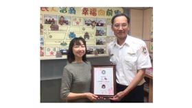 ▲移民署南區事務大隊嘉義市服務站感謝黑崎順子老師對於臺灣日語教育的長期貢獻，特別致贈感謝狀。（圖／移民署提供）