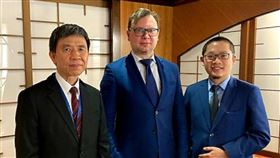 羅昌發會立陶宛駐WTO代表  聯合力抗中國經濟脅迫中華民國常駐世界貿易組織（WTO）代表羅昌發（左）、駐團秘書洪欣隆（右）15日與立陶宛駐WTO常任代表塔姆拉狄斯（中）會面，表示將聯合理念相近國家對抗中國經濟脅迫。（常駐WTO代表團提供）中央社記者唐佩君布魯塞爾傳真  110年12月17日