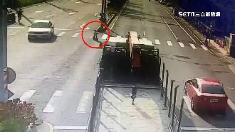 3歲童騎滑步車衝路中央　險遭貨車撞