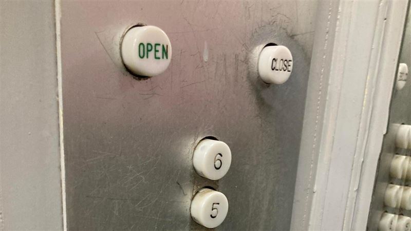 外送員搭電梯見「復古按鈕」內行怕爆