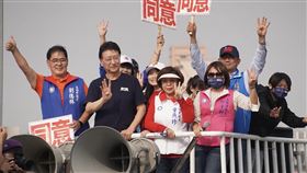 公投前夕  國民黨高雄車隊掃街宣講（1）4大公投18日將投票，國民黨力拚4個同意，戰鬥藍發起人、中廣董事長趙少康（前左2）17日中午和國民黨議會黨團總召童燕珍（前右2）及議員邱于軒（前右）、劉德林（前左）等人在高雄市鳳山區以車隊掃街，全力宣講。中央社記者董俊志攝  110年12月17日