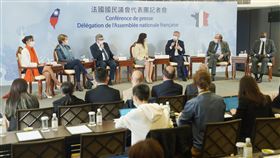 法國國民議會代表團台北記者會法國國民議會友台小組主席戴扈傑（Francois de Rugy）（後右3）率團來台訪問，17日與訪團成員在台北舉行記者會，發表訪台心得並接受媒體訪問。中央社記者徐肇昌攝  110年12月17日