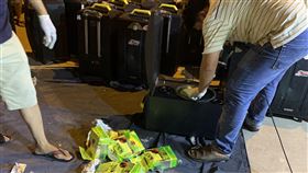 兩名台灣人越南運毒被判死越南胡志明市人民法院17日開庭審理2019年一起非法運輸逾600公斤的毒品案，江姓與葉姓台籍被告一審遭判死刑。圖為警方在案發現場發現藏在音響中的甲基安非他命。（刑事局駐越南聯絡官張能欽提供）中央社記者陳家倫河內傳真  110年12月17日