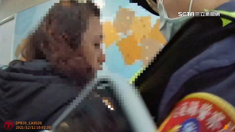 慣竊女交保後又偷　落網後還咬傷警察