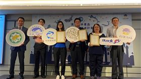 高雄市府推動水產品清真認證  成果發表高雄市海洋局推動水產品清真認證計畫，16日辦理馬來西亞線上商務對接，17日舉辦成果發表會，現場由海洋局頒發清真認證證書給業者。（高雄市政府提供）中央社記者曾以寧傳真  110年12月17日