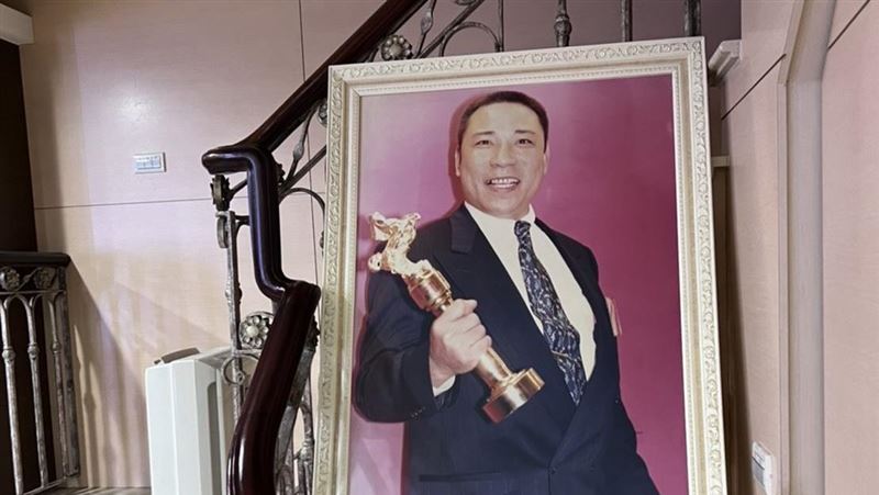 獨／陳松勇遺照曝光　帥氣手拿金馬獎