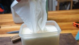 想自製「消毒濕紙巾」…她拿刀一切　「狗啃」結局網笑翻。圖／翻攝自Costco好市多 商品經驗老實說