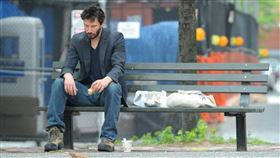 基努李維親民氣質最有名就是這張，野生「憂鬱基努」照被熱議。（圖／翻攝自推特）