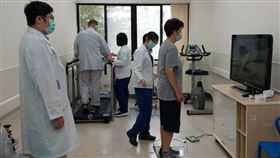 ▲北醫附醫已設立染疫患者復健專區，不少患者前來，也有個案現身說法。（圖／記者簡浩正攝影）