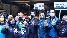 ▲朱立倫東門市場拜票　憂天氣冷影響投票率。（圖／國民黨提供）