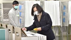 蔡英文投公投票並發表談話（圖／民進黨提供）