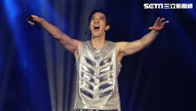 王力宏「龍的傳人2060」台北巡迴演唱會台北站第二場High翻台北小巨蛋。（記者邱榮吉/攝影）