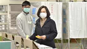 蔡英文投公投票並發表談話（圖／民進黨提供）