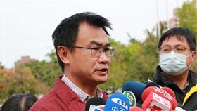 被控訊息造謠涉違公投法  陳吉仲：舉證都有根據針對醫師蘇偉碩認為農委會主委陳吉仲發布訊息造謠，提告涉嫌違反公投法。陳吉仲（中）18日接受媒體聯訪表示，這部分白紙黑字非常清楚，就是把所有的資訊，正確跟所有的選民報告，舉證都有事實根據。中央社記者蘇木春攝  110年12月18日