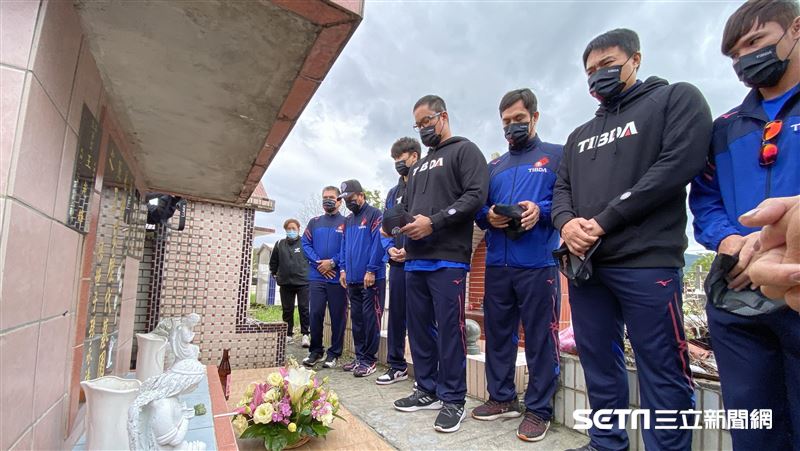 到爸爸王光輝墓前　王威晨說出心底話